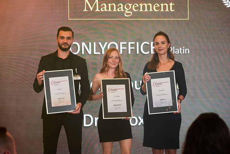 Über den Gewinn des IT-AWARDS 2023 in der Kategorie „Cloud Content Management“ dürfen sich ONLYOFFICE über Platin, Nextcloud über Gold und Dropbox über Silber freuen: von links Peter Mocanu (Nextcloud), Julia Sieber (ONLYOFFICE) und Andrea Pfundmeier (Dropbox).  (Bild: krassevideos.de / VIT)