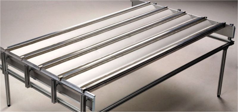 Bild 2: Die Abdeckung besteht aus Aluminiumstegen und einem Gewebe aus antistatischem Polyurethan. Das sorgt für leichtgewichtige Konstruktion und verhindert Staubanziehung.  (Bild: PEI)