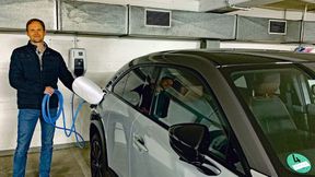 Der ZDK-E-Mobilitätsexperte Marcus Weller fährt selbst fast nur noch elektrisch. Beim „Tag der E-Mobilität“ zeigt er die Möglichkeiten, die diese Technologie für Betriebe bietet.  (Bild: Pfaff/»kfz-betrieb«)