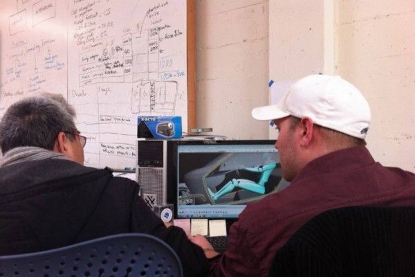 Das C1 von Lit Motors: zwei Gyroskope sorgen dafür, dass der elektrische Zweiradkabinenroller nicht umfallen kann - auch nicht bei einem Unfall (Bild: Lit Motors)