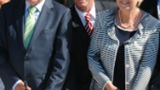 Eröffnung der PSA-Deutschlandzentrale: (v. re.) NRW-Ministerpräsidentin Hannelore Kraft, Citroën-Deutschlandchef Holger Böhme und der Kölner Oberbürgermeister Jürgen Roters. (Foto: Baeuchle)