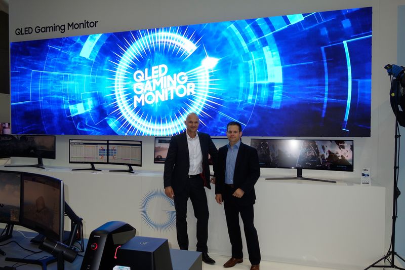 Bei Michael Vorberger und Martin Gross, Samsung, kann kein Monitor groß genug sein. (Bild: IT-BUSINESS)