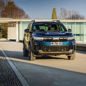 Die Lenkung arbeitet präzise, erteilt eine gute Rückmeldung, der Federungskomfort ist ausgewogen, das Handling direkt und der Wendekreis überraschend klein.(Bild:  Dacia)