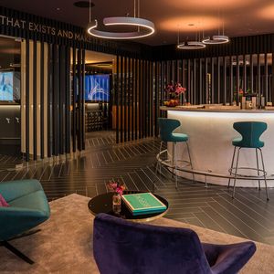 Die Bar ist ein zentrales Showroom-Element.(Bild:  Rolls-Royce)