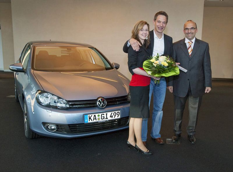 Christian Klingler (r.), Vorstand Vertrieb und Marketing der Marke Volkswagen Pkw, wünscht dem Gewinner der Jubiläumskampagne „60 Jahre Wertigkeit“, Herrn André Binder, hier mit Freundin Melanie Keidel, viele schöne Erlebnisse mit dem neuen Golf.  (Foto: VW)