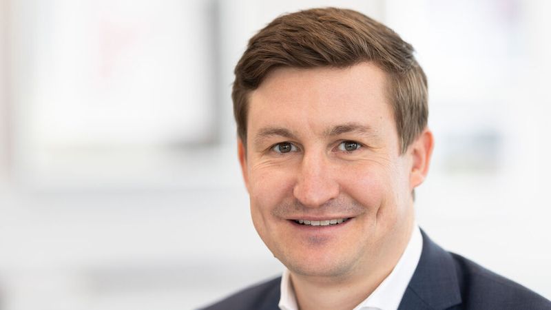 Dr. Christian Weingärtner, Geschäftsführer Marketing & Vertrieb Ford-Werke GmbH, Managing Director Ford Deutschland, Österreich, Schweiz: „Unsere größte Herausforderung ist die gesamtpolitische und gesamtwirtschaftliche Entwicklung in Deutschland. Wir haben uns kommittiert, ab 2030 ausschließlich elektrische Pkw im Angebot zu haben. Die gesamte Branche steht derzeit jedoch einer gewissen Unsicherheit und Kaufzurückhaltung bei den Kunden in Sachen Elektromobilität gegenüber. Wir stehen mit einer Vielzahl an neuen Modellen im Pkw-Bereich wie insbesondere dem in Köln gebauten Ford Explorer als Elektrofahrzeug bereit. Neben der Pkw-Sparte ist das Nutzfahrzeuggeschäft eine weitere große Chance für uns. Wir haben dieses Jahr einen Rekordumsatz in diesem Geschäftsbereich hingelegt und werden das mit einem umfassenden Angebot auch elektrischer Nutzfahrzeuge und attraktiven digitalen Leistungen wie Ford Liive auch nächstes Jahr weiter ausbauen.“  (Bild: Ford)