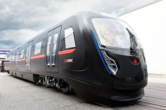 So sieht der Leichtbauzug Cetrovo von 2018 aus. Mittlerweile gibt es schon eine neue Version, bei der die Multi-Axial-Wirkmaschine COP MAX 5 von Karl Mayer Technische Textilien für leichte CFK-Profile sorgt.(Bild:  CG Rail)