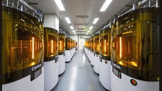 Mit einem Carbon-Drucker fing es an. Inzwischen ist die Maschinenanzahl in diesem Raum zweistellig. Für die Harze besitzt Oechsler zwei Mischanlagen, in denen sie selbst die Harz-Mischungen herstellen.  (Bild: Oechsler)