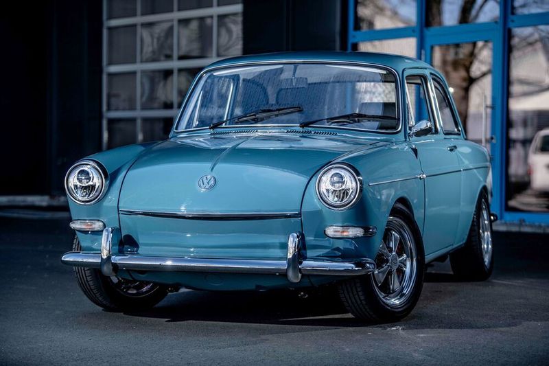 Die VW „3600L“ Limousine basiert auf einem 1600L Baujahr 1968. Diesen hat die Firma „Das Triebwek dtw“ bis auf die letzte Schraube zerlegt und aufwendig restauriert. Die Lackierung wird bezeichnet als „Gulf Blau“.  (#janbürgermeister)