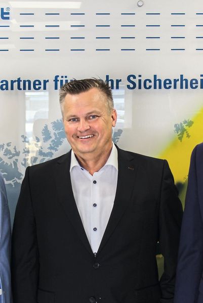 Geschäftsführerwechsel: Zum 1. August 2018 hat Andreas Höltkemeier die Position des Geschäftsführers der Spanset GmbH & Co. KG übernommen. Zusammen mit Hans-Josef Neunfinger wird er die Fachbereiche Vertrieb, Marketing, Produktmanagement und Logistik vertreten. Langfristig geplant ist die operative Verantwortung im Tagesgeschäft zusammen mit Patrick Schulte. Zuletzt war Höltkemeier Geschäftsführer (CEO) der Inapa Packaging GmbH in Hamburg. (SpanSet GmbH & Co. KG)