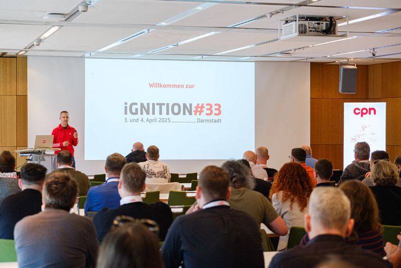 Tobias Schulter-Ostermann (CPN-Geschäftsführer) eröffnet die Ignition.  (Bild: Niklas Christensen)