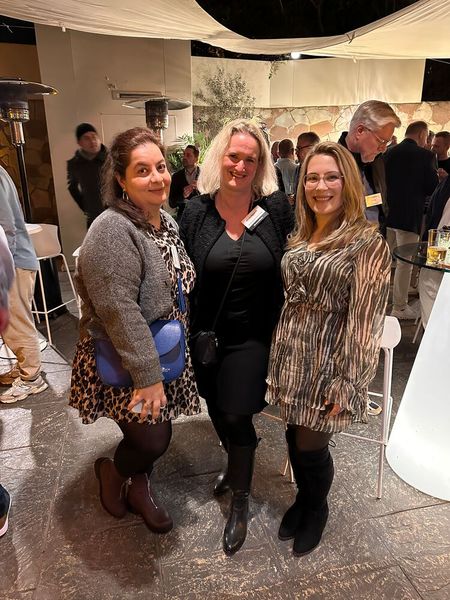 Ob die Samsung Mädels (v. l.) Maryam Kiausch , Nicola Biglands und Lisa Schreiber gleich die Tanzfläche eröffnen. (Bild: Vogel IT-Medien )
