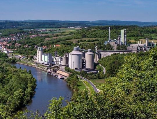 Die Zementindustrie wird nachhaltiger! Denn Linde und Heidelberg Materials arbeiten zusammen, um im Zementwerk Lengfurt von Heidelber Materials zigtausend Tonnen CO2 abzuscheiden, zu verflüssigen und sie wieder dem Rohstoffkreislauf zuzuführen. Hier berichten die Partner.(Bild:  Heidelberg Materials)