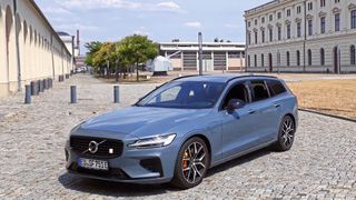 Unter anderem müssen junge Volvo V60 aktuell zur Überprüfung in die Vertragswerkstatt. (Bild: Dominsky / »kfz-betrieb« )