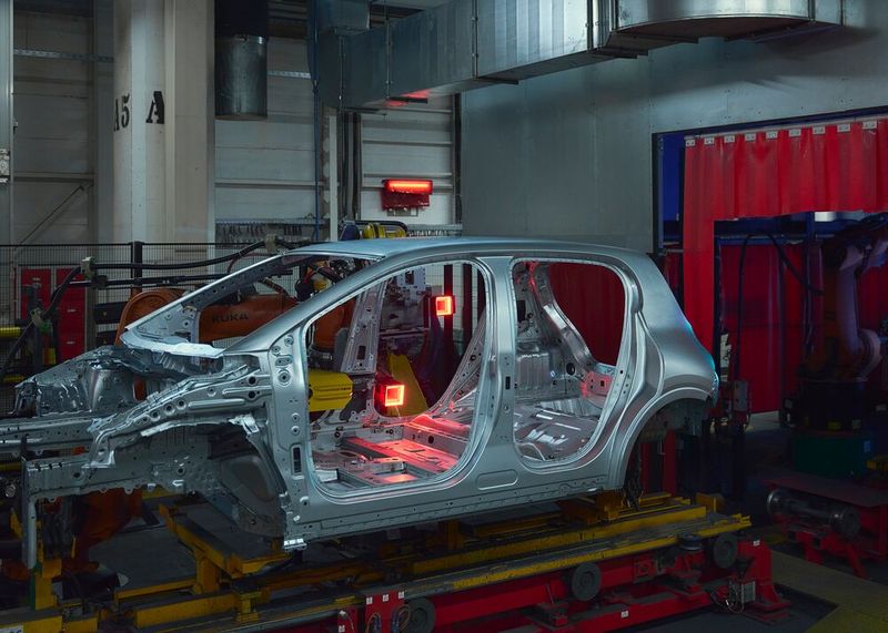 In rund 21 Monaten wurde das Auto vom fertigen Konzept bis zur Serienfertigung gebracht, konzipiert in Frankreich, technisch entwickelt vor allem in China und industrialisiert in Slowenien (Bild: Renault)