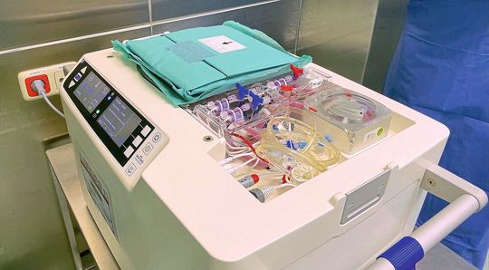 Die geöffnete Heart Box – sie enthält ein Kühlsystem, eine Kreislaufpumpe und einen Oxygenator.(Bild:  DHZC)