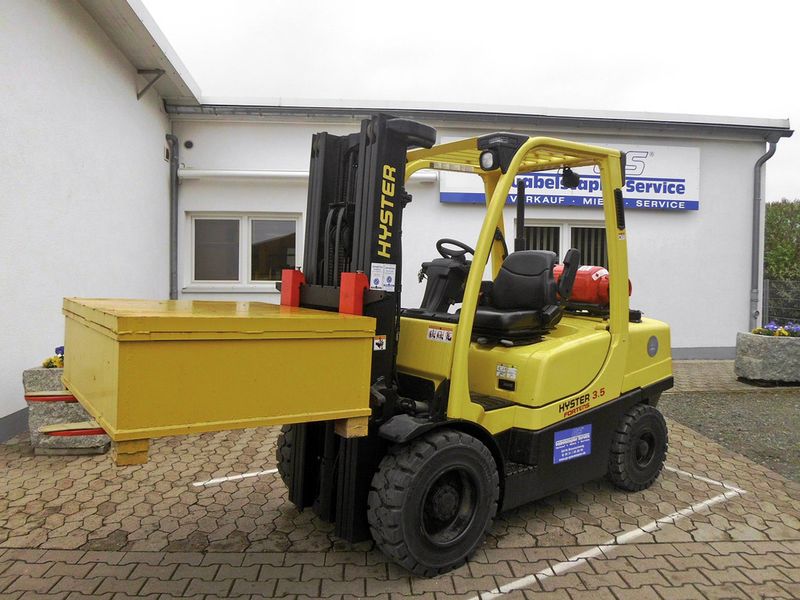 Im Bild ein Hyster-Gerät, bei dem GS-Gabelstapler-Service gerade eine sogenannte Lastprobe durchführt. (Bild: GS-Gabelstapler-Service)