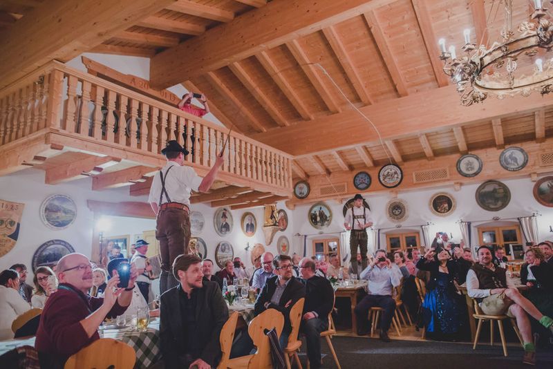 Am Abend wurde das traditionelle Goaßlschnalzen vorgeführt. (Kaspersky Lab)