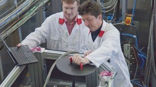 Dr. Andreas Ostermann (r.) und Dr. Tobias Schrader am Messinstrument BIODIFF des Heinz Maier-Leibnitz Zentrums in Garching. (Bild: W. Schürmann/TUM)