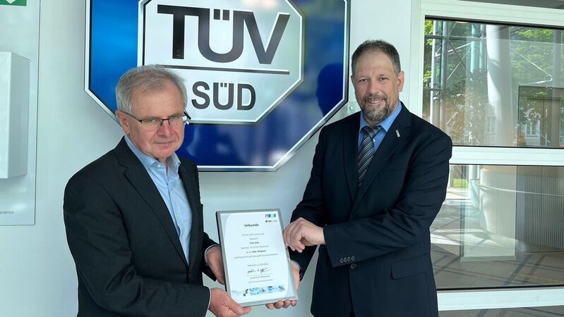 Günter Greil (links), Bereichsleiter Automation bei Tüv Süd, wird von IO-Link Steering Committee Leiter Joachim Uffelmann begrüßt.