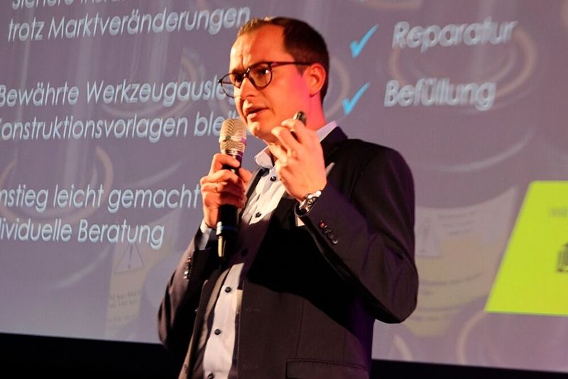 Gastgeber Niko Spreemann, Geschäftsführer bei Tecnorm, gab transparente Einblicke hinter die Kulissen seines Unernehmens.  Tecnorm ist ein Normalienspezialist, der auf mittlerweile mehr als 50 Jahre Erfahrung im Bereich der Norm-, Präzisions- und Zeichnungsteile zurückblicken kann. (Bild: Maschinenmarkt/rw)