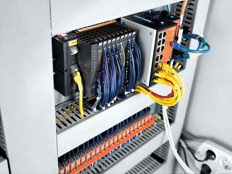 Bild 3: Dank schmaler Bauweise von 11,5 mm Modulbreite und einer geringen Anzahl an Einspeisemodulen lassen sich Schaltschränke mit „u-remote“ deutlich kleiner auslegen und erhöhen die Flexibilität bei ihrer Gestaltung. (Bild: Weidmüller)