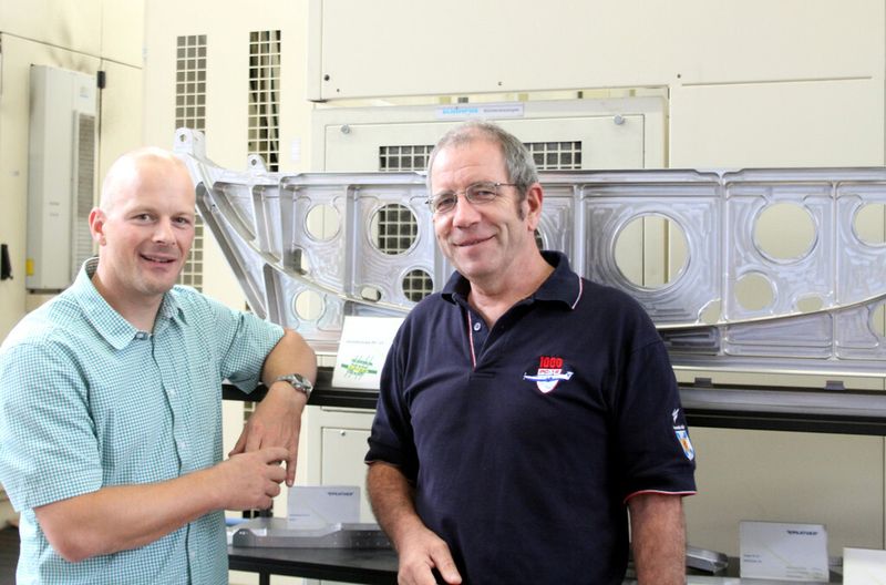 Marcel Aregger (links), Leiter der Technischen IT bei Pilatus, und Chef der NC-Programmierung Walter Keiser. (Bild: TDM)