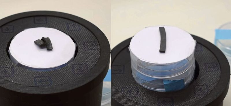 Le nouveau matériau est recourbé en forme de boucle à l’aide d’une pince puis placé dans le champ magnétique d'un aimant circulaire. Là, même lorsqu’on retire la pince, le matériau garde sa forme. Ce n’est que lorsque l’aimant est retiré et le champ magnétique supprimé que le matériau reprend sa forme d’origine. (Source : Institut Paul Scherrer - ETH Zurich/Paolo Testa)