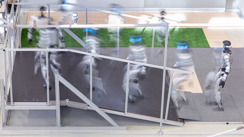 Im Rahmen des Benchmarks wird durch Bewegungen mit verschiedenen Laufwegen auf einer Rampe die Fähigkeit zur Selbststabilisierung von Humanoiden untersucht.(Bild:  Fraunhofer IPA/Rainer Bez)