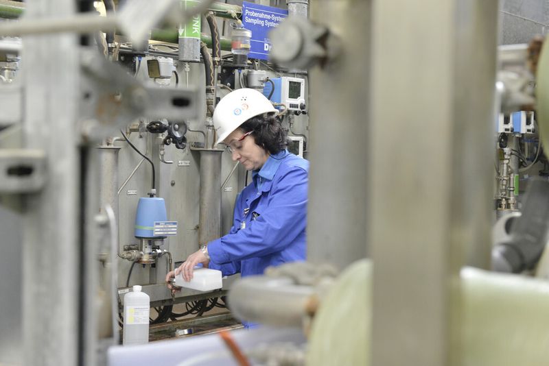 Servicetechnikerin beim Kalibrieren einer pH-Wert Messung. (Bild: Dow/H.Fechner)