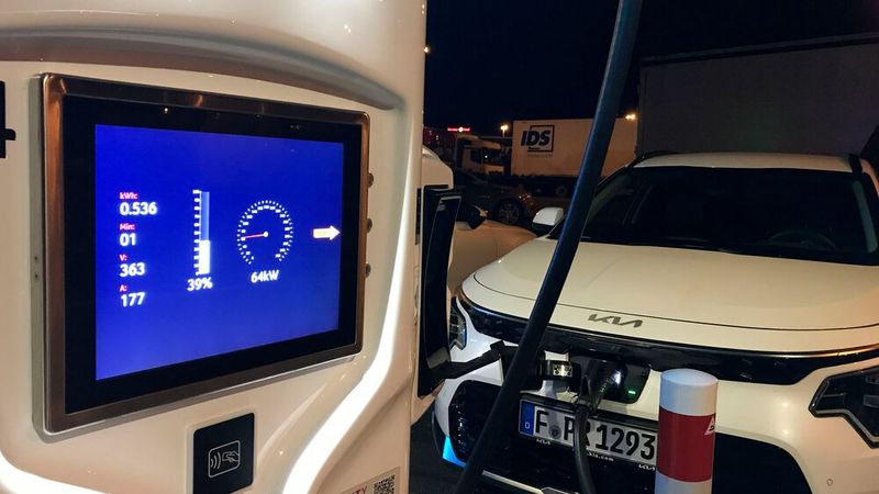 4. Die Ladeleistung: Der Kia Niro EV ist kein ausgewiesener Schnelllader und eignet sich trotz ordentlicher Reichweite darum nicht unbedingt für schnelle Fernreisen. Kia gibt die Gleichstrom-Ladeleistung des Niro nicht an, sondern nur eine Ladezeit von 45 Minuten von 10 auf 80 Prozent Batteriestand. Wir schafften in der Spitze 64 kW. (Bild: Rosenow – »kfz-betrieb«)