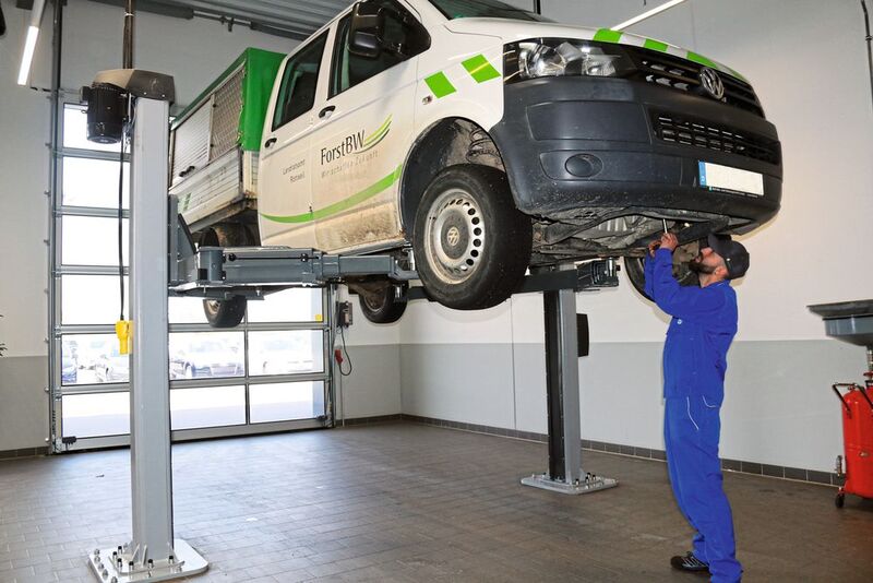 In der neuen Werkstatt der Firma BHG in Rottweil heben zwei VAS 771.009 von Autopstenhoj bis zu 6.500 Kilogramm schwere Transporter in die richtige Arbeitshöhe.
