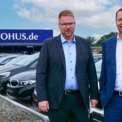 Rouven Enghard (re.) ist neuer Vorstandsvorsitzender von Dat Autohus. Neu im Führungsteam ist Axel Ziehlke (li.) als Prokurist. (Bild: Dat Autohus)