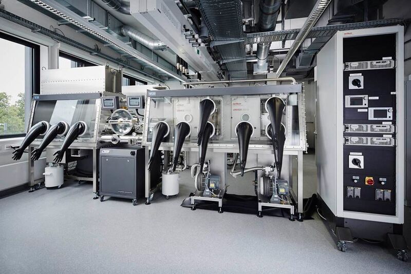 Der Technologiekonzern Oerlikon lieferte Glovebox-Anlagen und Vakuum-Systeme für das Forschungszentrum für Organische Elektronik in Köln. Dort sollen zukunftsweisende elektronische Produkte entwickelt werden. (Bild: Oerlikon)