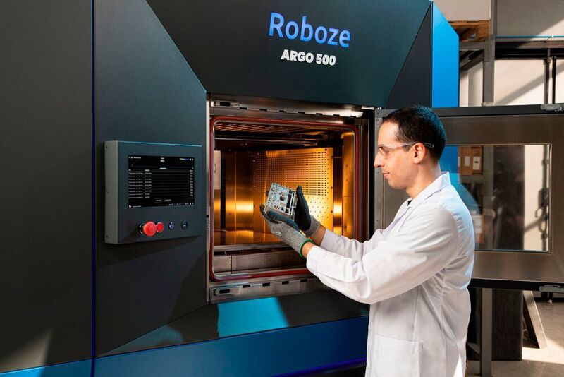 Roboze utilise un système d'automatisation de B&R pour intégrer son imprimante 3D dans des chaînes de production, simplifiant ainsi la fabrication de pièces personnalisées en superpolymères. (B&R)