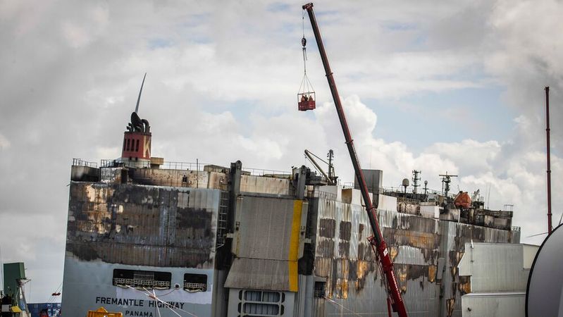 Bergeexperten untersuchen den schwer beschädigten Frachter „Fremantle Highway“ in Eemshaven.(Bild:  picture alliance / ANP | Vincent Jannink)