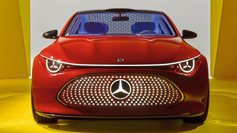 Die obere LED-Lichtleiste erstreckt sich über die gesamte Breite des Fahrzeugs und reicht sogar bis in die Flanken hinein. (Bild: Mercedes-Benz)