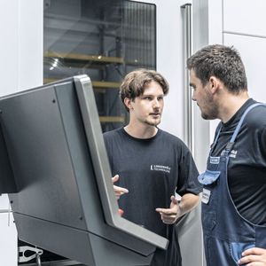 Die verantwortlichen Maschinenbediener Nico Brunnflicker (links) und Michael Bestebener halten das fünfachsige Fräs-Dreh-Zentrum «F 6000» von Heller rund um die Uhr am Laufen. Besonders begeistert sind sie von der benutzerfreundlichen Bedienung.(Bild:  Heller)