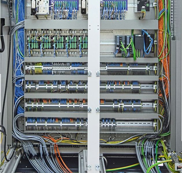 Im Schaltschrankbau kommen unterschiedliche Kabel und Leitungen zum Einsatz.  (Bild: Helukabel)