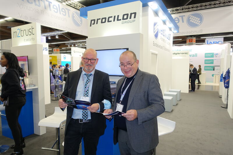 Martin Splitt und Andreas Leifeith, (r.) procilion IT-Solutions, lesen eifrig die neue Ausgabe IT-Sicherheit Made in Germany. (IT-BUSINESS)