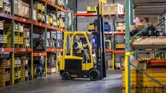 Verglichen mit dem Vorgängermodell fällt dank vollständig abgedichteter Nassbremsachsen 20 Prozent weniger Wartungsaufwand an – über die gesamte Lebensdauer des Staplers.(Bild:  Hyster)