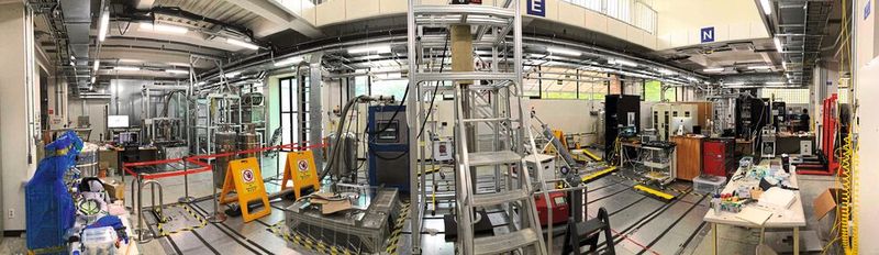 In der Experimentierhalle des CAPP-Instituts können mehrere Experimente zur Suche nach Dunkler Materie gleichzeitig durchgeführt werden. Das Labor besitzt sieben große, vibrationsgedämpfte Bodenplatten für Versuchsaufbauten sowie zahlreiche supraleitende Magnete und Kühlaggregate.