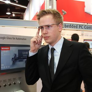 Dass man Google Glass sehr gut für industrielle Zwecke nutzen kann, wurde auf der SPS IPC Drives auf dem Stand von Beckhoff demonstriert. So können zum Beispiel  dem Inbetriebnehmer oder Servicetechniker über das Head-up-Display Zusatzinformationen direkt am Prozess angezeigt werden.