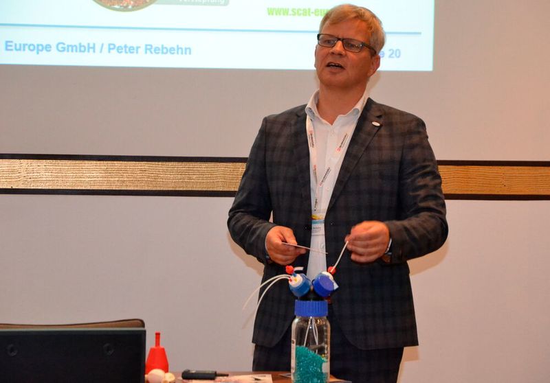 Darum wie ein sicherer Umgang mit Lösungsmitteln in der Analytik gelingt, ging es im Workshop-Vortrag von Peter Rebehn von S.C.A.T. Europe. (Ottleben / LABORPRAXIS)