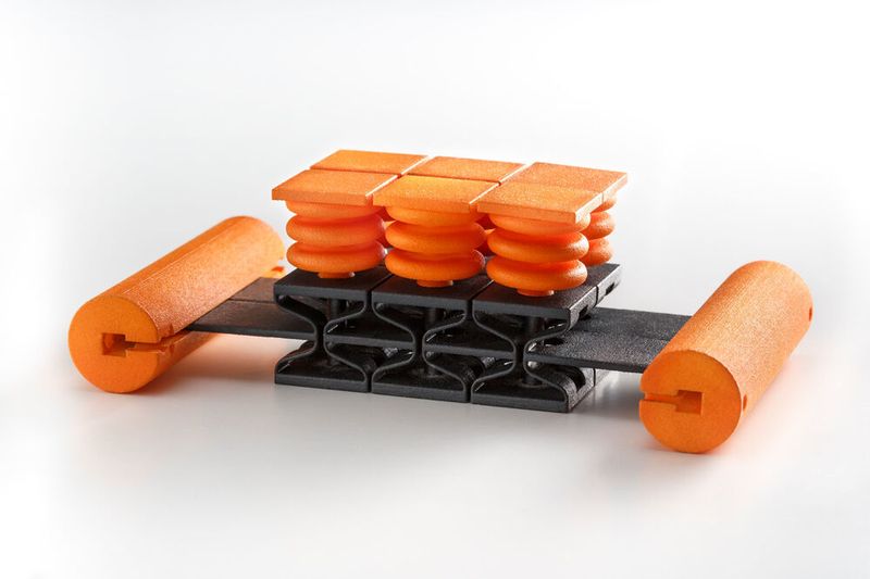 Die Forscher untersuchen Ansätze für programmierbare Materialien, deren dynamische Dämpfungseigenschaften sich je nach Situation selbständig reversibel ändern. (Ursula Raapke / Fraunhofer LBF)