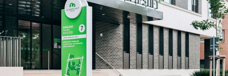 Das 1895 gegründete Krankenhaus St. Joseph-Stift  ist eine moderne Einrichtung mit 240 Betten. Es betreut rund 35.000 Patienten pro Jahr und verfügt über Fachkliniken für innere Medizin, Chirurgie, Gynäkologie/Geburtshilfe, Anästhesiologie/ Intensivmedizin/ Schmerztherapie und Orthopädie. (Bild:  Krankenhaus St. Joseph-Stift/Stefanie Albrecht und Elke Johna)