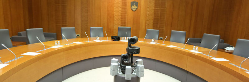 Das slowenische Parlament nutzt PTZ-Kameras zur Aufzeichnung der Sitzungen.