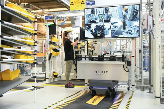 (Über ein Bildverarbeitungssystem wird der beladene Werkstückträger auf Vollständigkeit und die richtige Ausrichtung der Bauteile geprüft. Bild: Mobile Industrial Robots (MIR))