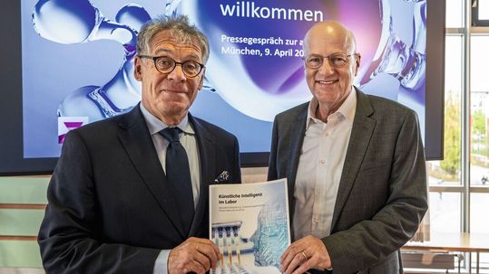 Mathis Kuchejda, Vorsitzender der Analysen-, Bio- und Labortechnik bei Spectaris (l.) und Messe-München-Geschäftsführer Dr. Reinhard Pfeiffer präsentieren die von Spectaris und der Messe München gemeinsam herausgegebene Studie zu „KI im Labor“. (Bild:   Messe Muenchen GmbH)
