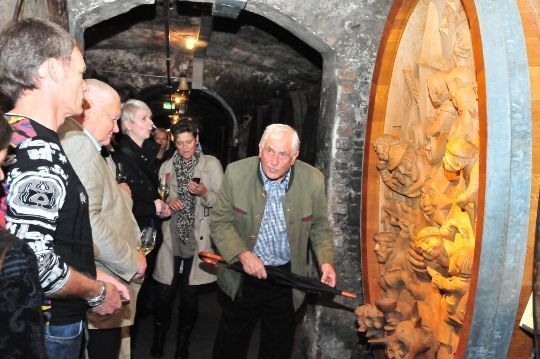 Bei einer Führung durch das Weingut erzälte der ehemalige Kellermeister einige Anekdoten aus seiner Arbeit. (Archiv: Vogel Business Media)